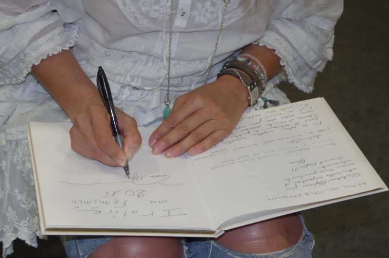 Simonetta Greggio signe le livre d'or