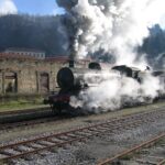 La locomotive FS 685.196 en tête d’un train historique, à l’arrêt à Castelnuovo Garfagnana (Toscane) en 2006 – Wikipédia_Ale Sasso